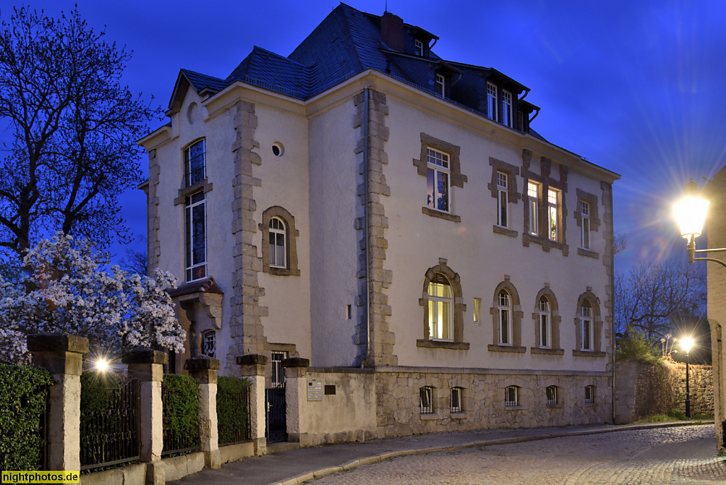 Naumburg. Villa mit Walmdach auf Werksteinsockel. Marienmauer 19