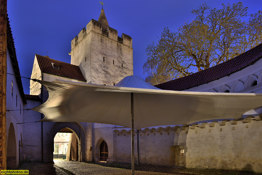 Naumburg. Marientor als Teil der Stadtmauer seit 1287. Doppeltoranlage in Bauform einer Barbakane seit 1446. Aussentor. Innenhof mit Wehrgang