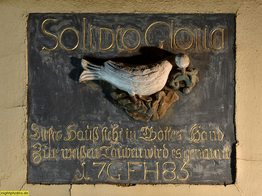 Naumburg. Hauszeichen Haus zur weißen Taube erbaut 1785 laut Inschrift. Marienstrasse 14