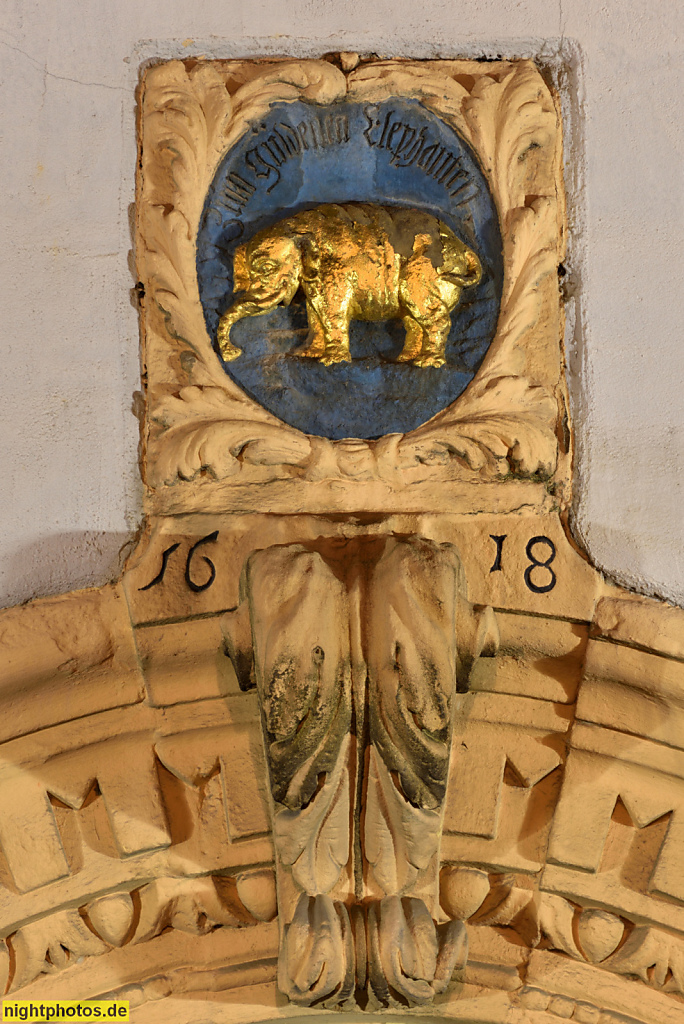 Naumburg. Hauszeichen Haus 'zum güldenen Elephanten' erbaut 1618 laut Inschrift. Sitznischenportal. Portallöcher. Marienstrasse 29
