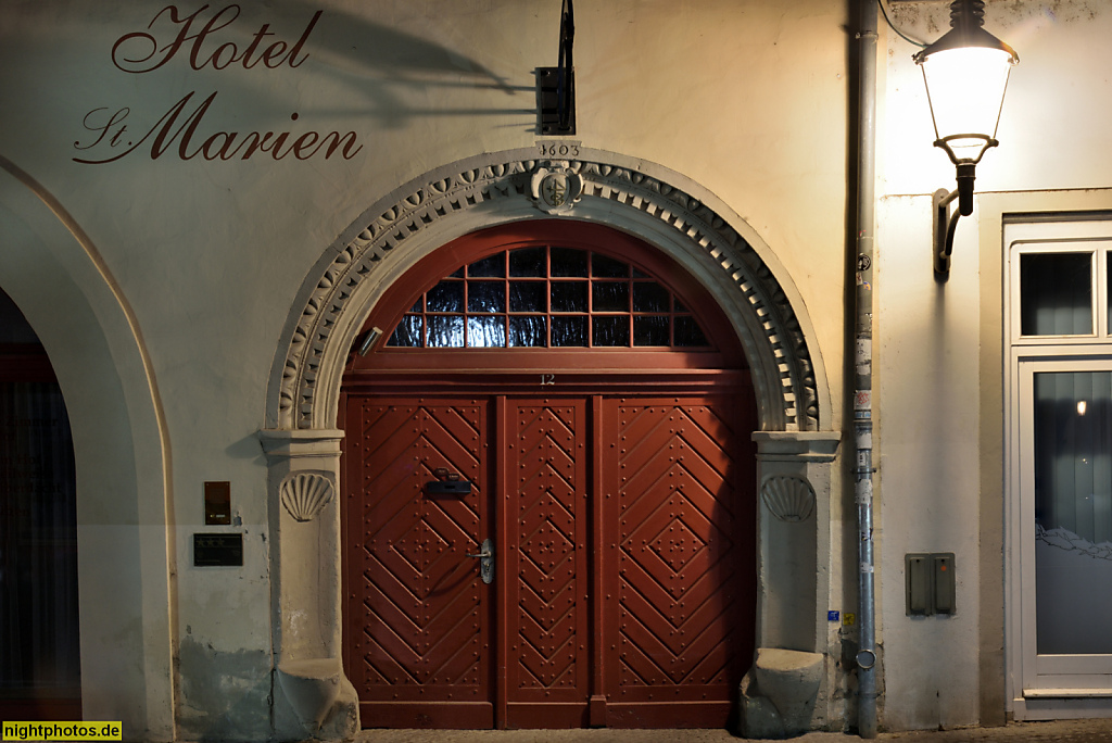 Naumburg. Hotel Garni St. Marien. Erbaut 1603 als Patrizierhaus. Fleischerei bis 1996. Sitznischenportal. Marienstrasse 12