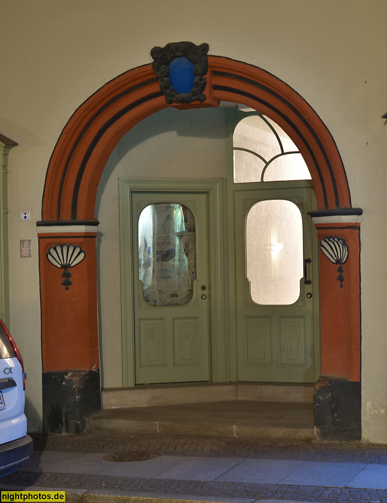 Naumburg. Sitznischenportal vor Jugendstil-Tür. Schlussstein mit Medaillon. Marienstrasse 37