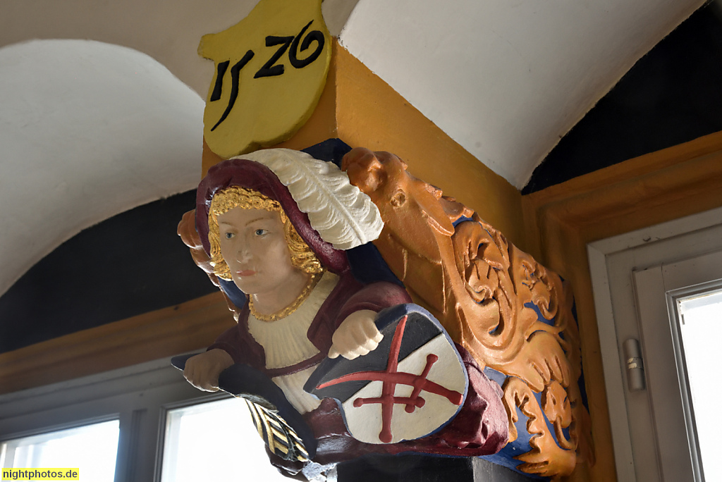 Naumburg. Stadtmuseum Hohe Lilie. Erbaut im 13. Jhdt als Bürgerhaus. Erweitert 1532. Figürliche Konsole der Hausbesitzer Siegmund Zewicker Cordula Zewicker von 1526