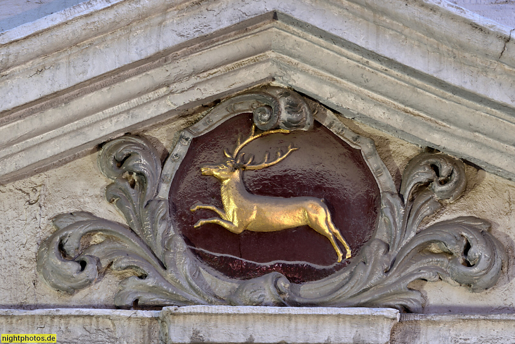 Naumburg. Haus 'Goldener Hirsch'. Wohn- und Geschäftshaus. Klassizstisch. Laut Inschrift erbaut 1719. Salzstrasse 43