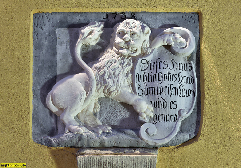Naumburg. Hauszeichen. 'Zum weissen Löwen'. Wohn- und Geschäftshaus erbaut 1738. Salzstrasse 8