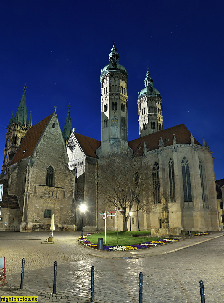 Naumburg. Evangelischer Dom St Peter und Paul. Erbaut ab 13. Jhdt. Ostchor. Spätromanische Osttürme mit Barockhaube. Domplatz mit Ekkehard-Brunnen