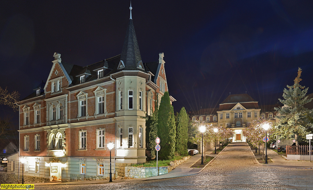 Naumburg. Wohn- und Geschäftshaus. Erbaut Gründerzeit in Historismus. Eckerker mit Spitzturm. Backstein Klinkerfassade teilverputzt. Walmgauben. Domplatz 12a