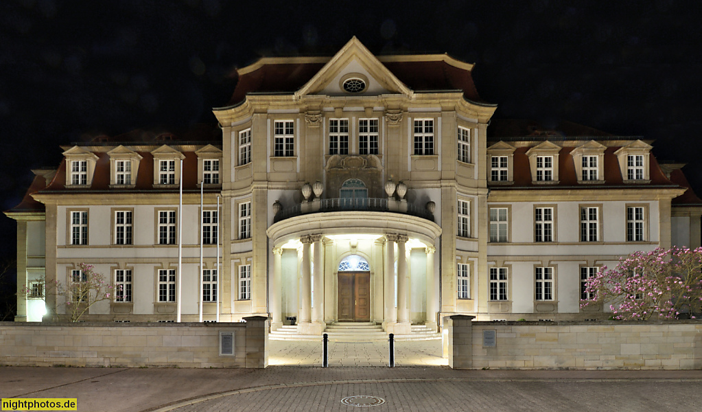 Naumburg. Oberlandesgericht. Erbaut 1750 als Dompropstei in Neubarock mit Jugendstil. Restaurierung 1914-1917 von Fritz Hoßfeld. Weitere Restaurierung 1990-1996