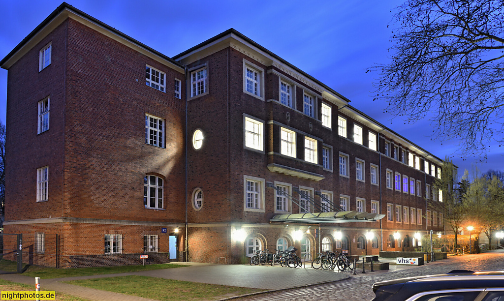 Berlin Lichterfelde. Victor-Gollancz-Volkshochschule. Erbaut 1914-1917 in Reformarchitektur von Richard Tietze als Erweiterung des Rathauses. Instandsetzung 1950-1951. Goethestrasse 9