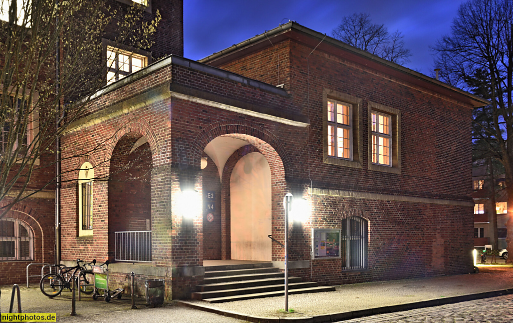 Berlin Lichterfelde. Victor-Gollancz-Volkshochschule. Erbaut 1914-1917 in Reformarchitektur von Richard Tietze als Erweiterung des Rathauses. Instandsetzung 1950-1951. Goethestrasse 9