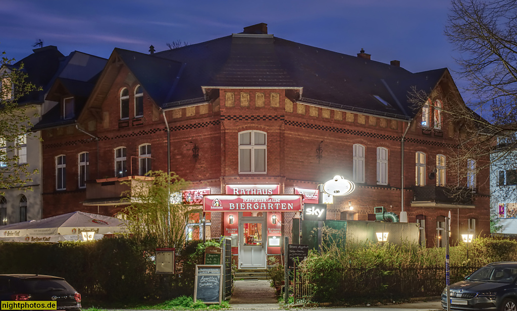 Berlin Lichterfelde. Rathausklause. Restaurant mit Aussengastronomie in historischem Backsteinbau. Goethestrasse 14