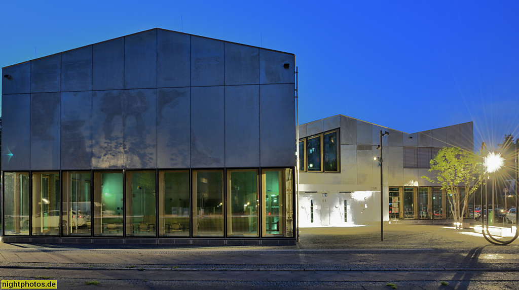 Berlin Neukölln Gropiusstadt. Zentrum für Sprache und Bewegung ZSB. Erbaut 2025 von AFF Architekten mit Metallfassade auf Campus Efeuweg Ecke Fritz-Erler-Allee