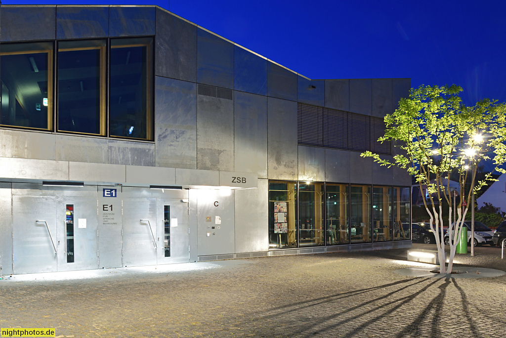 Berlin Neukölln Gropiusstadt. Zentrum für Sprache und Bewegung ZSB. Erbaut 2025 von AFF Architekten mit Metallfassade auf Campus Efeuweg Ecke Fritz-Erler-Allee