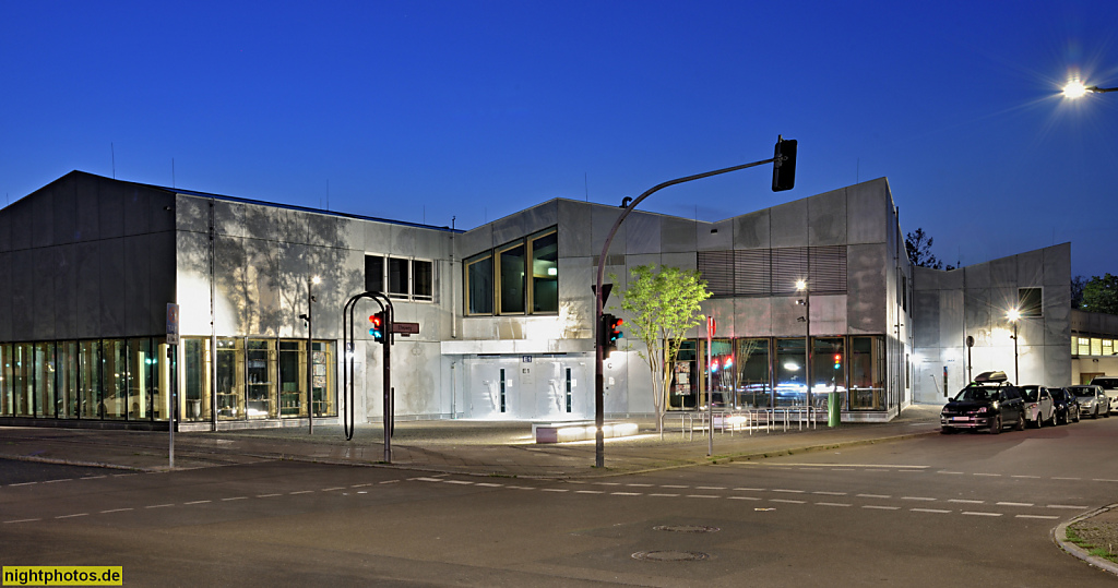 Berlin Neukölln Gropiusstadt. Zentrum für Sprache und Bewegung ZSB. Erbaut 2025 von AFF Architekten mit Metallfassade auf Campus Efeuweg Ecke Fritz-Erler-Allee