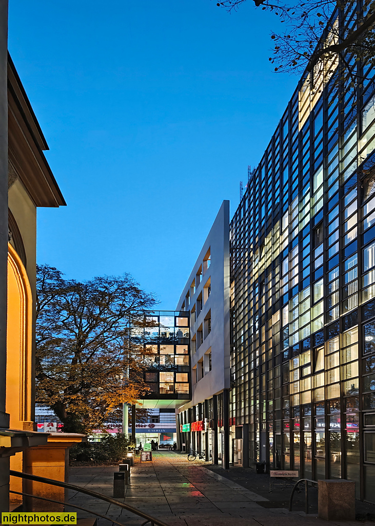 Berlin Steglitz. Bürogebäude umgebaut 2006 zum Ärztehaus von Pechtold Architekten. Glasfassade. Vorhangfassade. Schlossstrasse 40