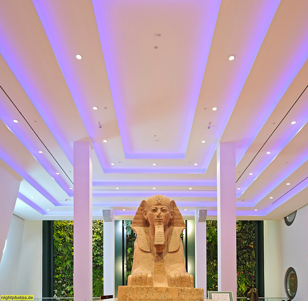 Berlin Mitte. Dussmann Verwaltung und Kulturkaufhaus. Innendekoration Bürotrakt EG. Erbaut 1996-1997 von Miroslav Volf, Mario Campi und Franco Pessina. Friedrichstrasse 90