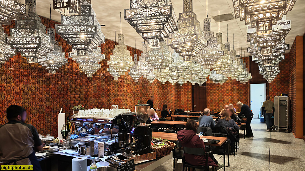 Berlin Mitte Tiergarten Nationalgalerie erbaut 1965-1968 von Mies van der Rohe im Stil der klassischen Moderne. Cafeteria als Rauminstallation von Jorge Pardo 2021