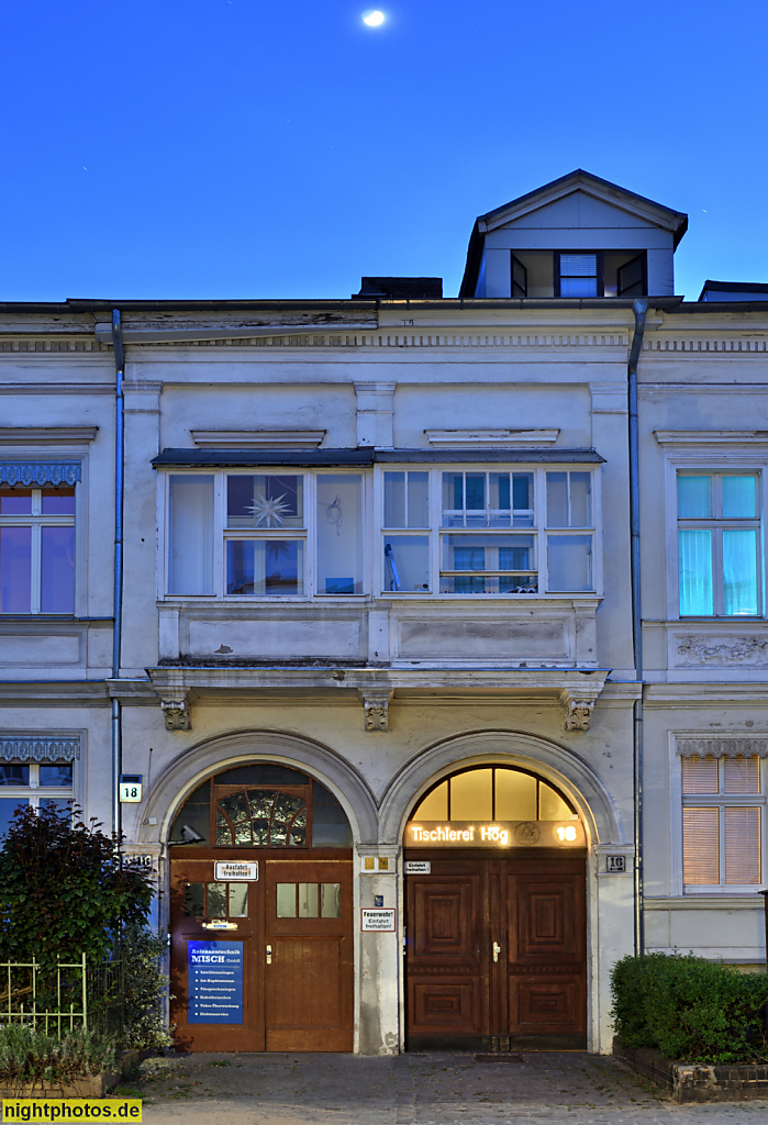 Berlin. Tempelhof.  Mietshaus spätklassizistisch erbaut um 1873. Tordurchfahrt. Neue Strasse 18 und 16