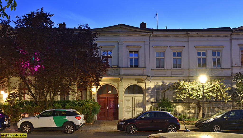 Berlin. Tempelhof. Mietshaus spätklassizistisch erbaut um 1873. Tordurchfahrt. Neue Strasse 22 und 20